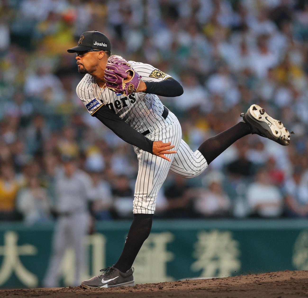 阪神対巨人　3回表、力投する阪神先発デュプランティエ（撮影・上山淳一）
