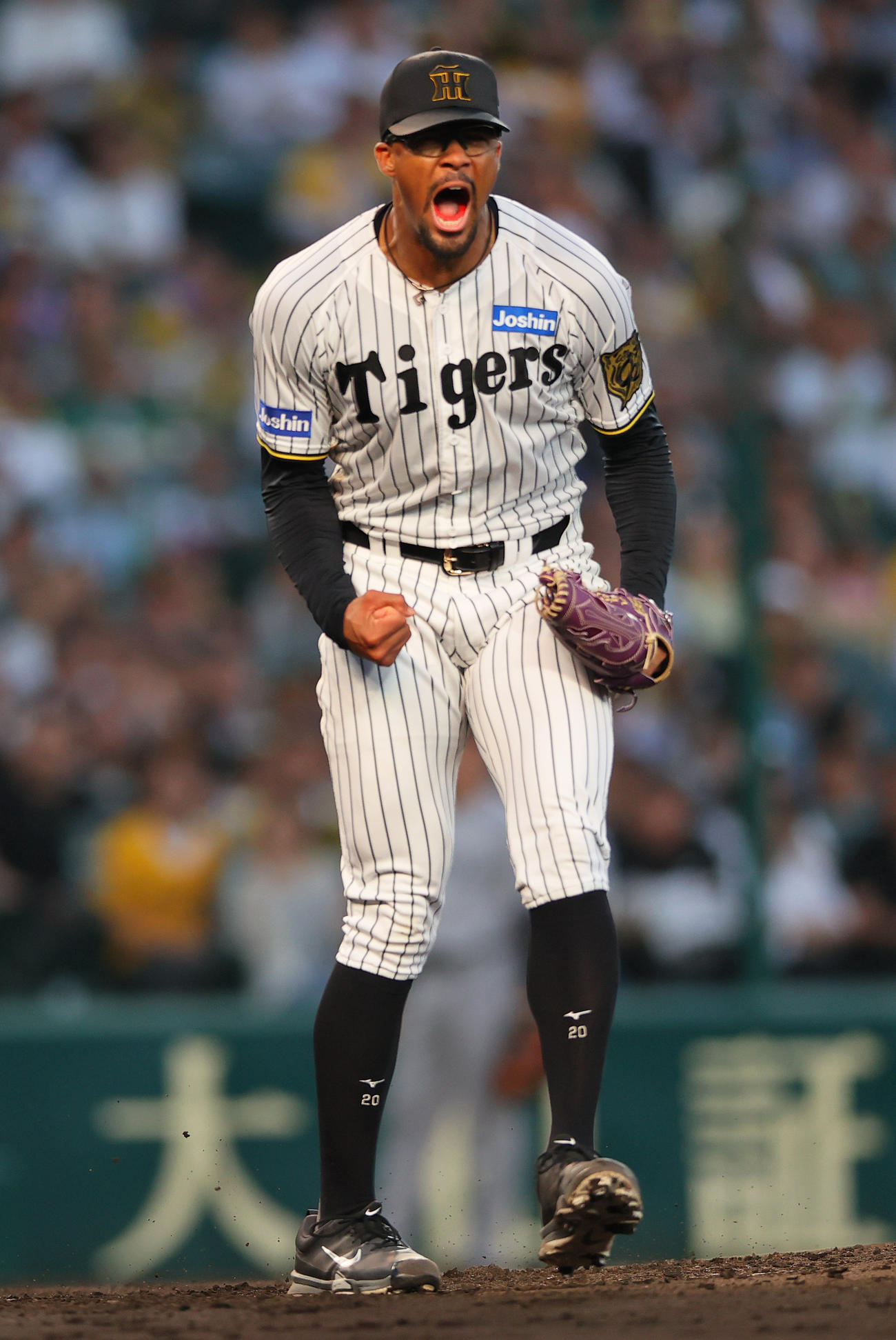 阪神対巨人　3回表巨人2死満塁、デュプランティエは中川を空振り三振に仕留め雄たけびをあげる（撮影・上山淳一）