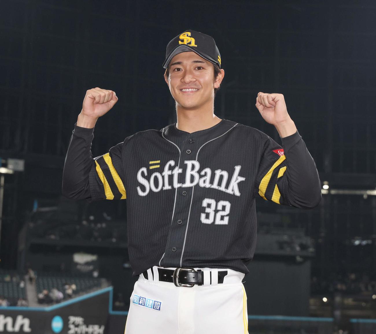 日本ハム対ソフトバンク　試合後、笑顔でガッツポーズの柳町（撮影・黒川智章）