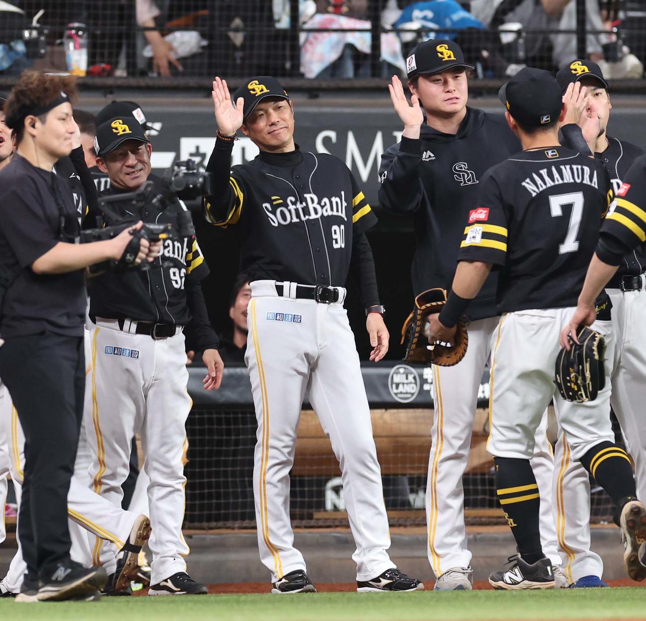 日本ハム対ソフトバンク　試合後、ナインを出迎える小久保監督（撮影・黒川智章）
