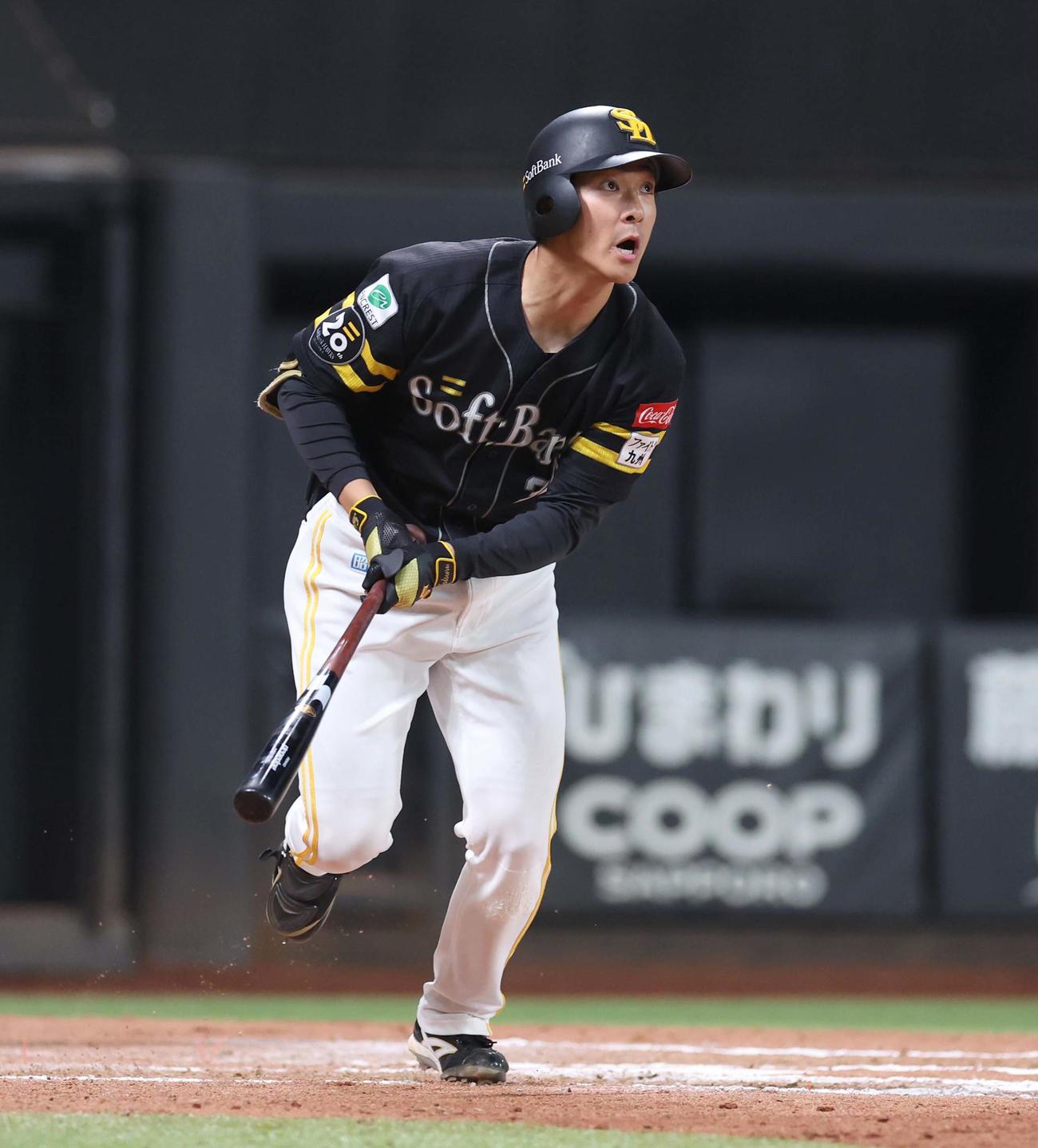 日本ハム対ソフトバンク　11回表ソフトバンク1死、右越え本塁打を放つ柳町（撮影・黒川智章）