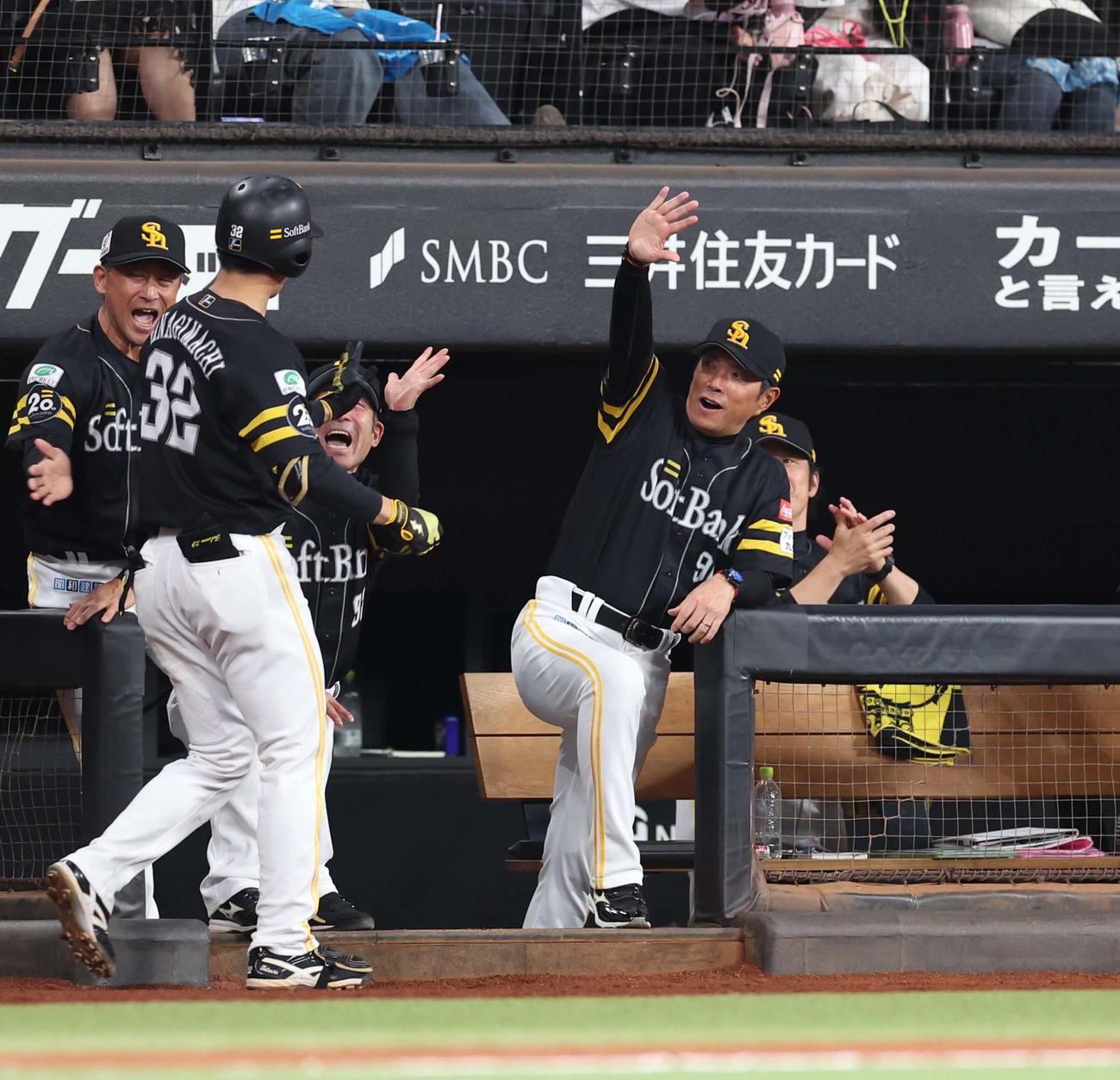 日本ハム対ソフトバンク　11回表、本塁打を放った柳町を出迎える小久保監督（撮影・黒川智章）