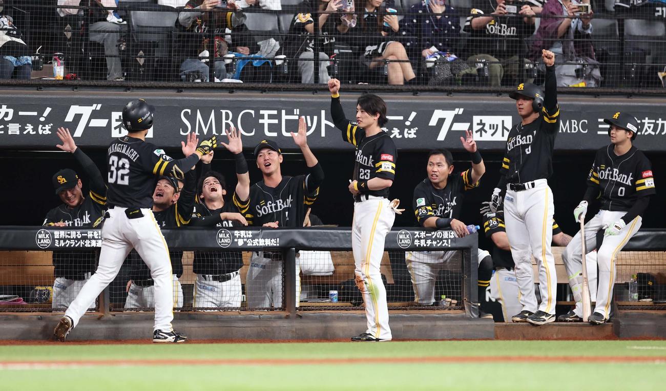 日本ハム対ソフトバンク　11回表、本塁打を放った柳町を出迎えるナイン（撮影・黒川智章）