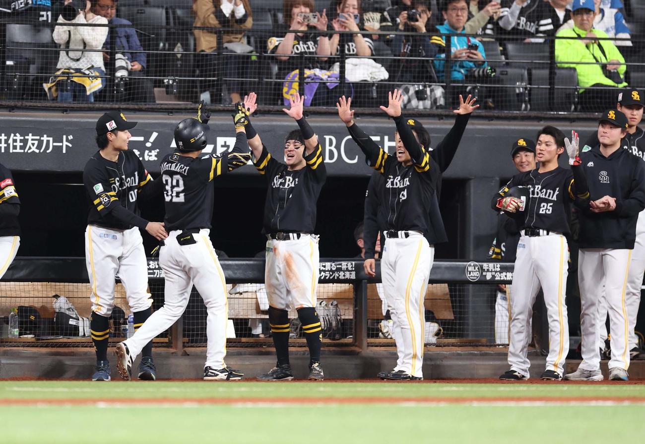 日本ハム対ソフトバンク　11回表、本塁打を放った柳町を出迎えるナイン（撮影・黒川智章）