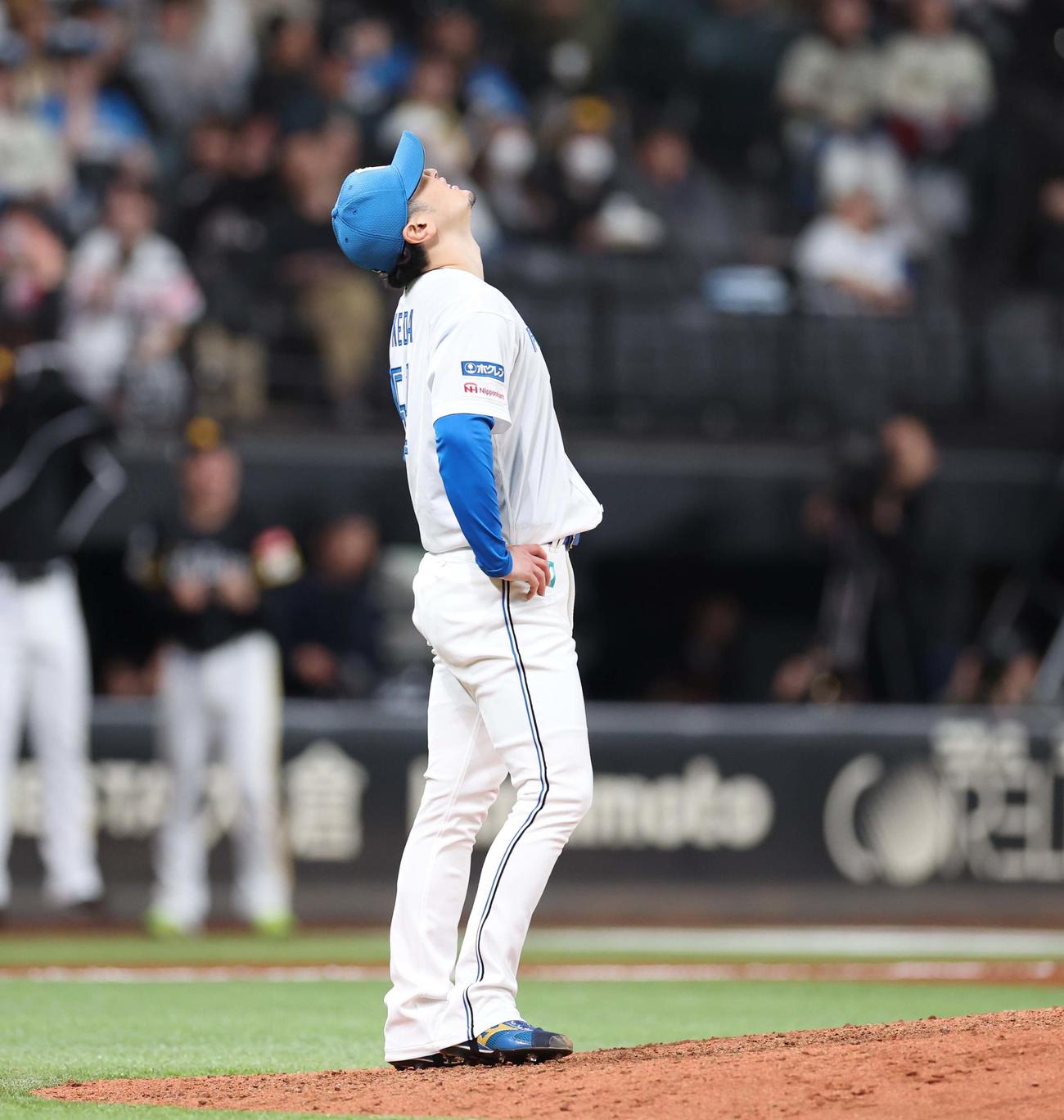 日本ハム対ソフトバンク　11回表ソフトバンク1死、柳町に本塁打を浴びる池田（撮影・黒川智章）