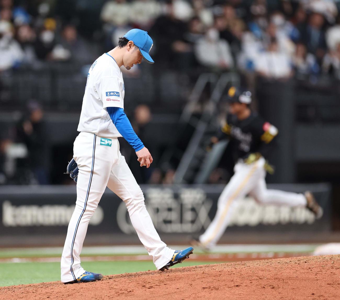 日本ハム対ソフトバンク　11回表ソフトバンク1死、柳町に本塁打を浴びる池田（撮影・黒川智章）