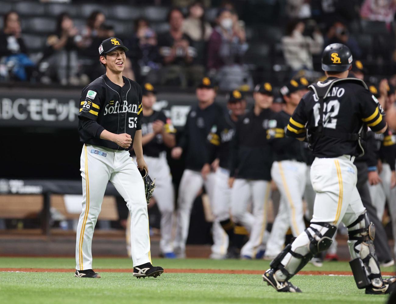 日本ハム対ソフトバンク　11回裏、無失点に抑え笑顔の大山（撮影・黒川智章）