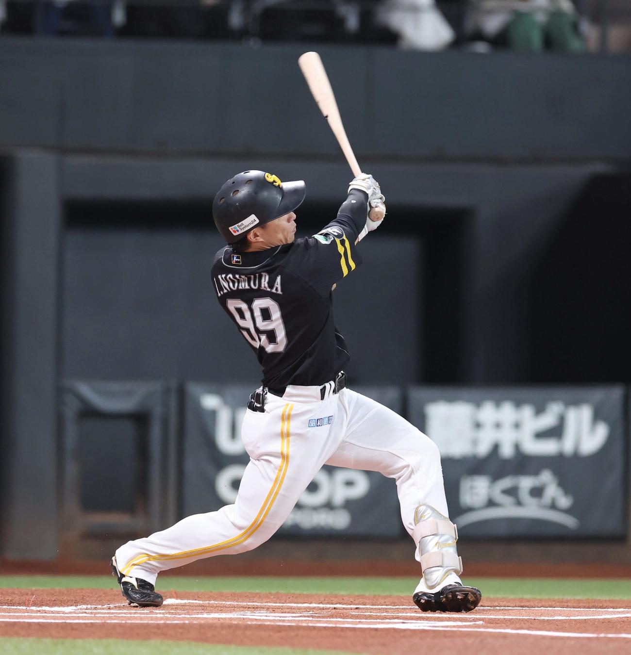 日本ハム対ソフトバンク　1回表ソフトバンク無死、左中間に本塁打を放つ野村（撮影・黒川智章）