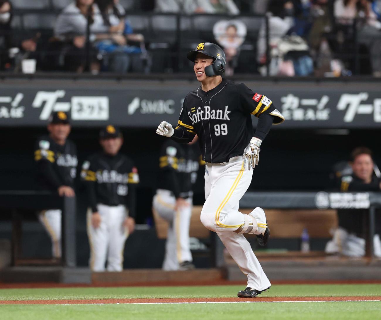 日本ハム対ソフトバンク　1回表ソフトバンク無死、左中間に本塁打を放ち笑顔の野村（撮影・黒川智章）