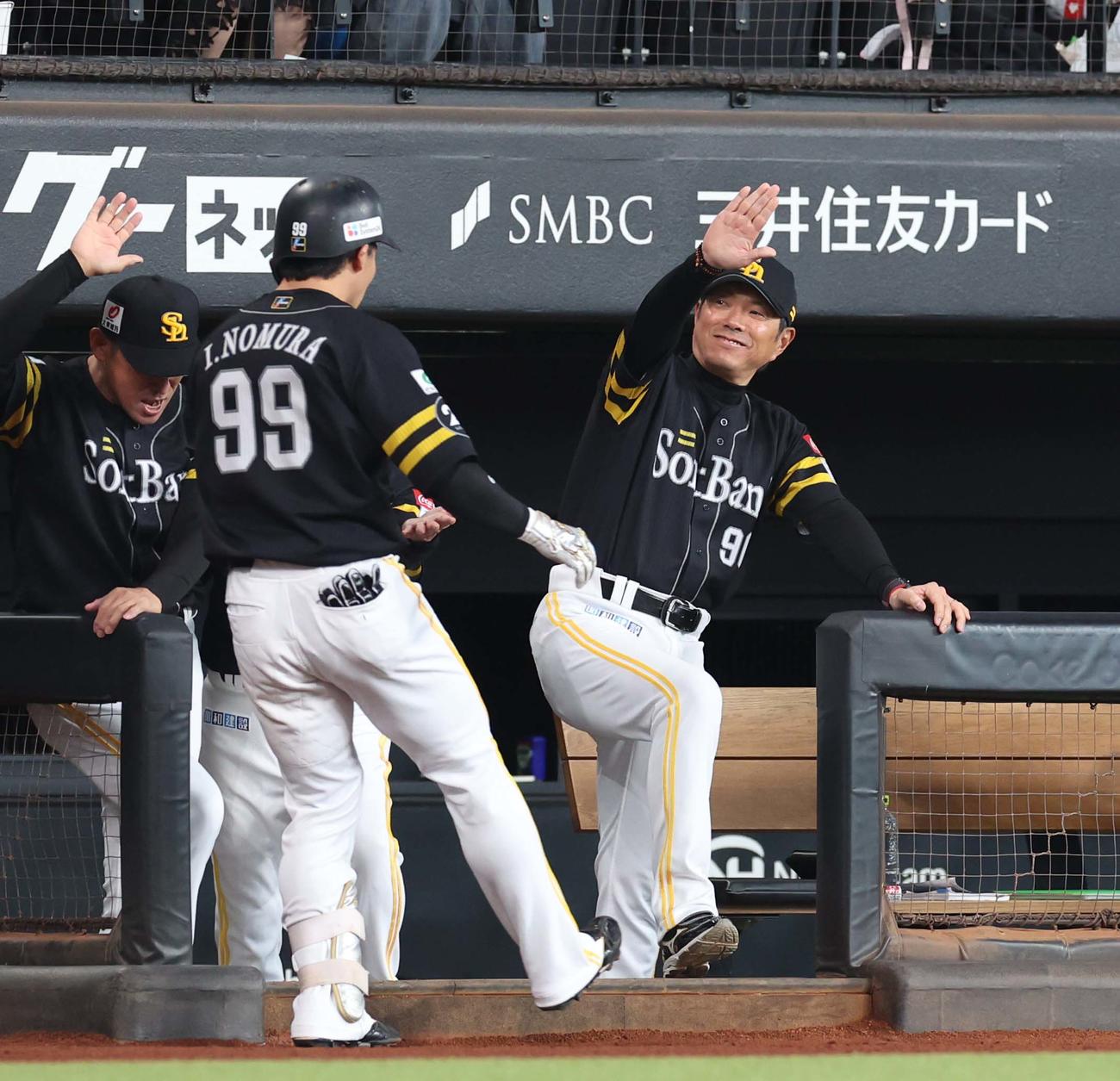 日本ハム対ソフトバンク　1回表ソフトバンク無死、左中間に本塁打を放った野村を出迎える小久保監督（撮影・黒川智章）