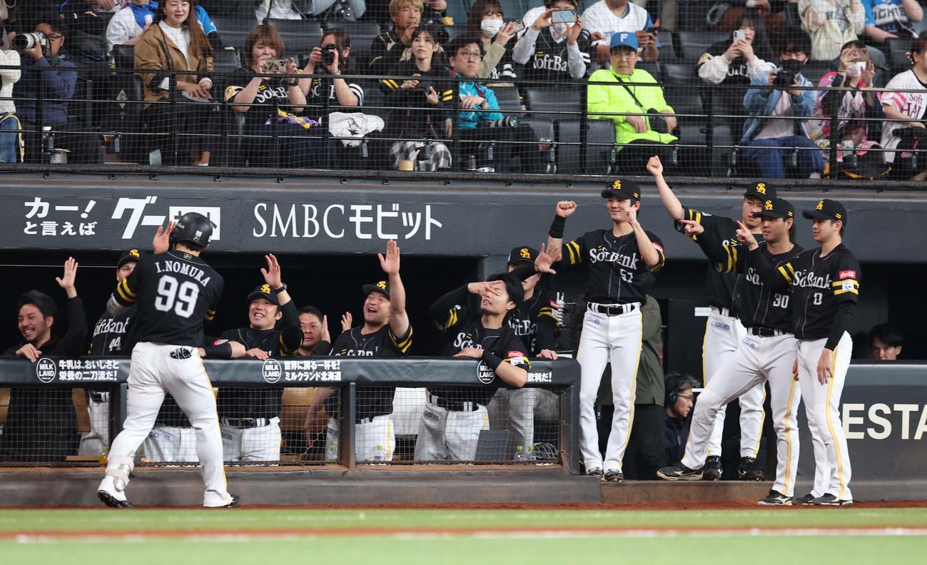 日本ハム対ソフトバンク　1回表ソフトバンク無死、左中間に本塁打を放った野村を出迎えるナイン（撮影・黒川智章）
