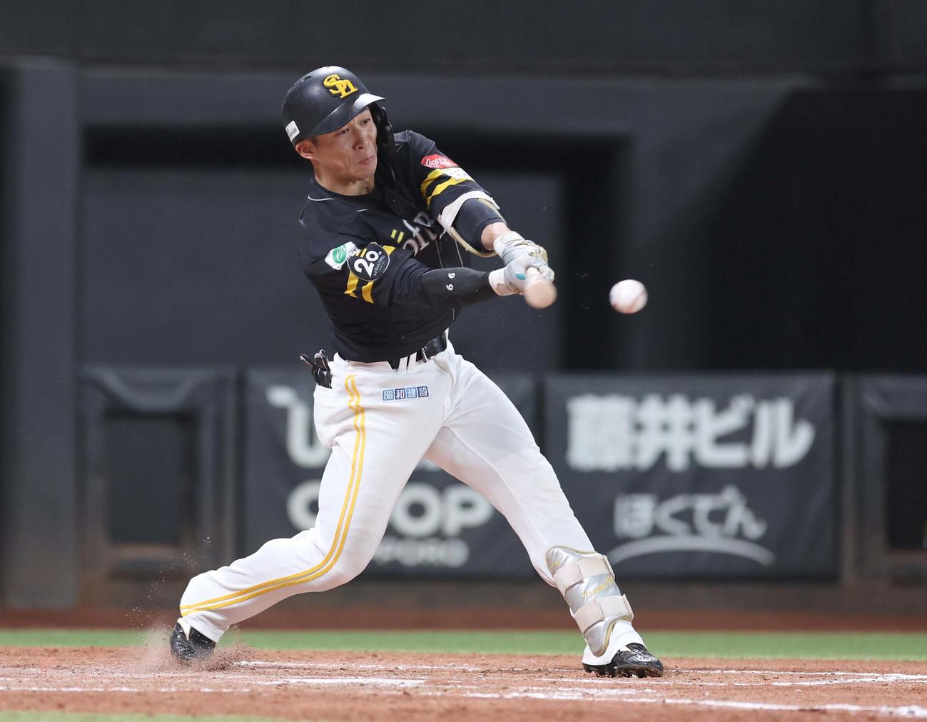 日本ハム対ソフトバンク　5回表ソフトバンク2死一塁、右前打を放つ野村（撮影・黒川智章）
