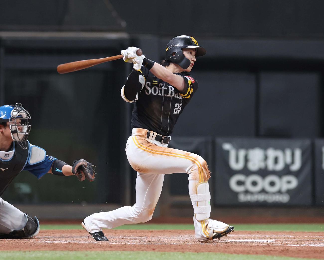日本ハム対ソフトバンク　5回表ソフトバンク2死一、二塁、右前適時打を放つ周東（撮影・黒川智章）