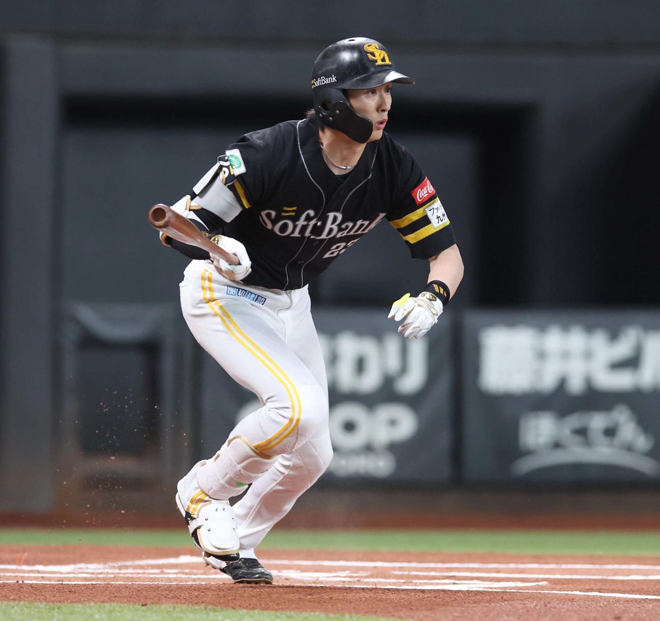 日本ハム対ソフトバンク　1回表ソフトバンク無死、右前打を放つ周東（撮影・黒川智章）