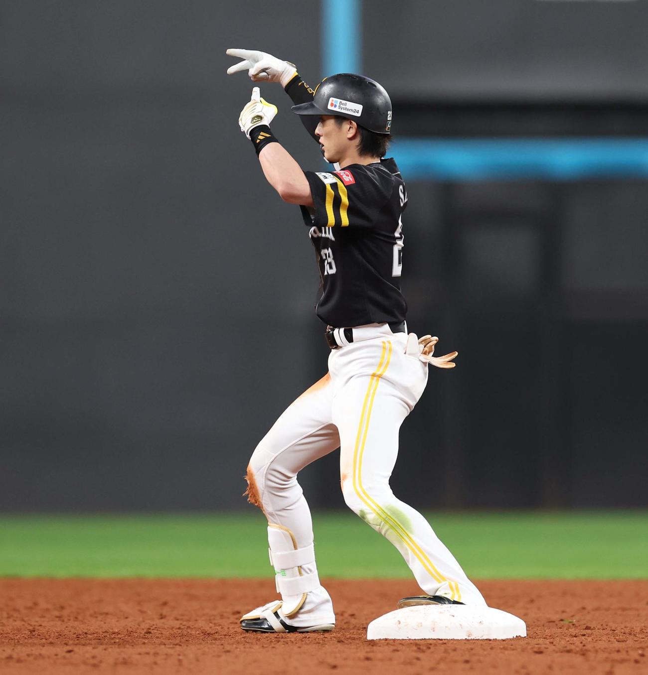 日本ハム対ソフトバンク　5回表ソフトバンク2死一、二塁、右前適時打を放ちポーズをとる周東（撮影・黒川智章）