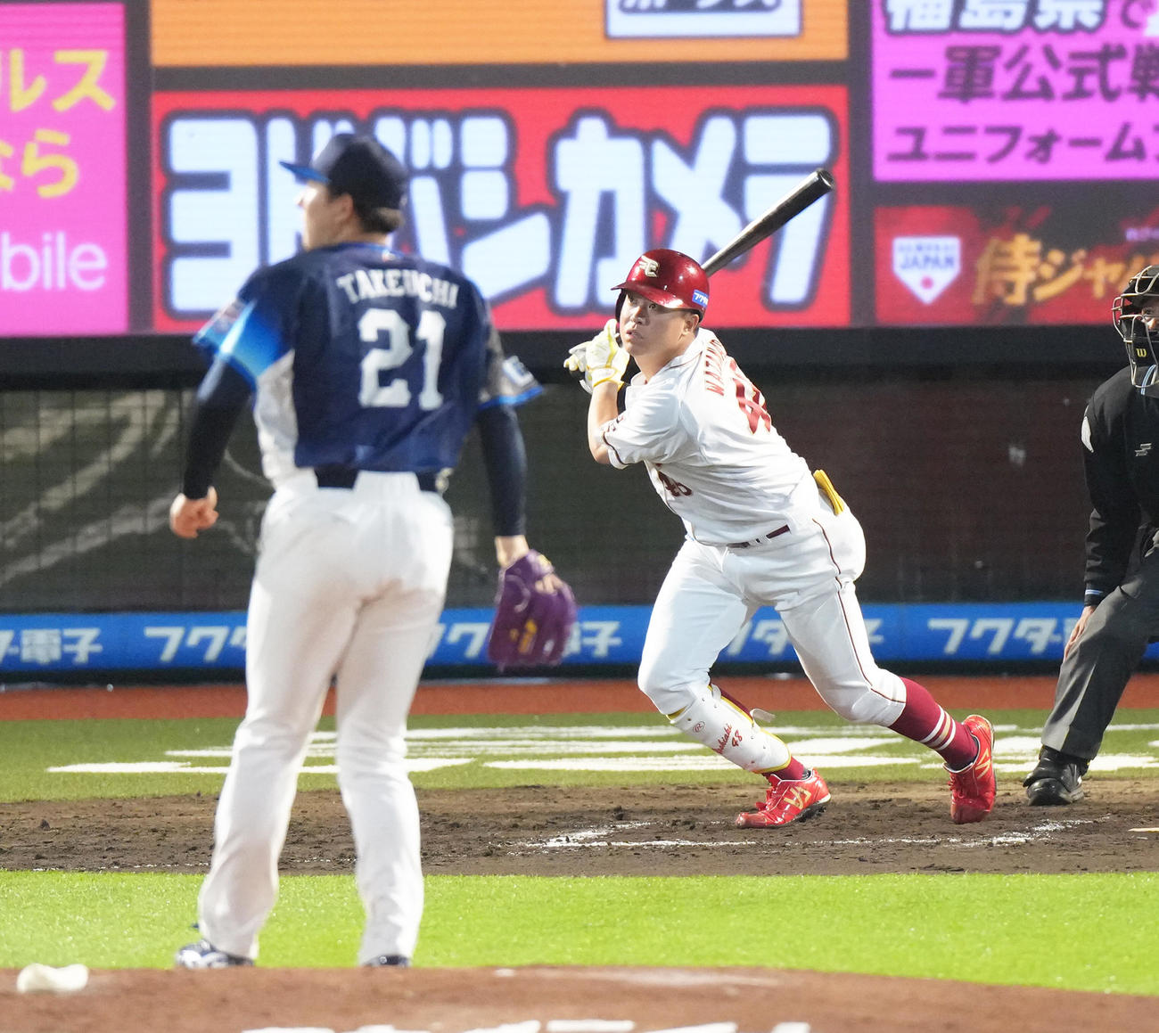 楽天対西武　7回裏楽天2死一塁、渡辺佳は右適時二塁打を放つ。投手武内（撮影・足立雅史）