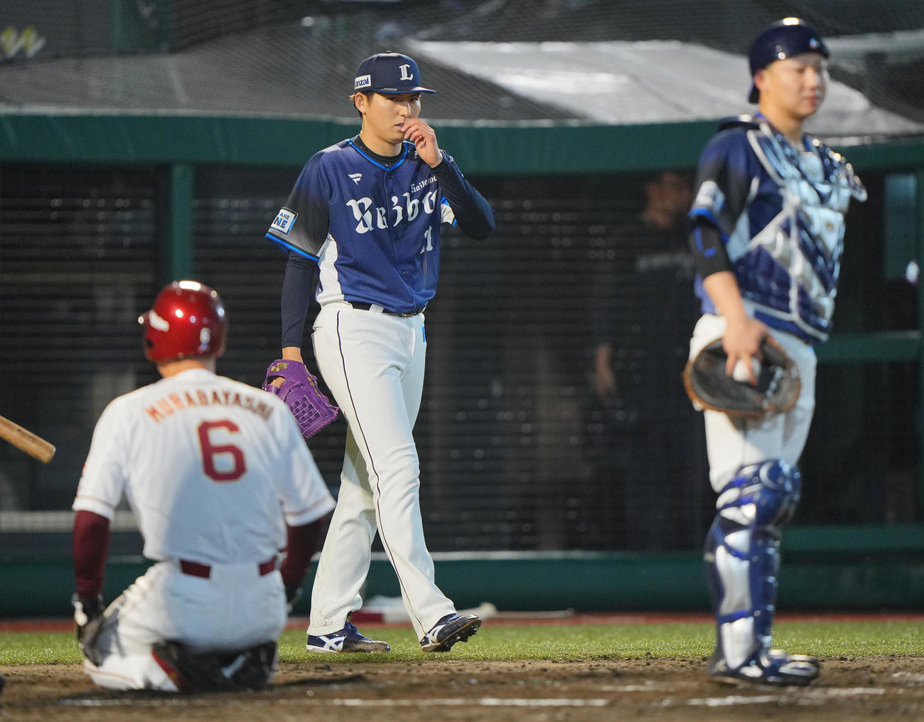 楽天対西武　7回裏楽天2死一塁、渡辺佳の適時二塁打で失点する武内（中央）（撮影・垰建太）