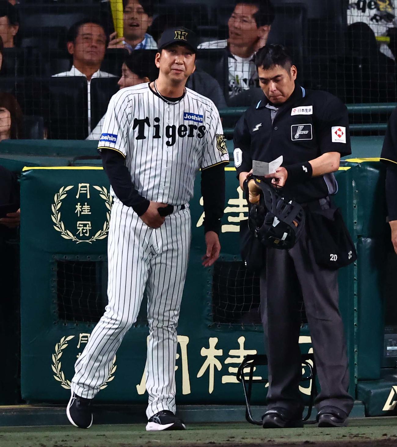 阪神対巨人　選手交代を告げる藤川監督（撮影・上田博志）