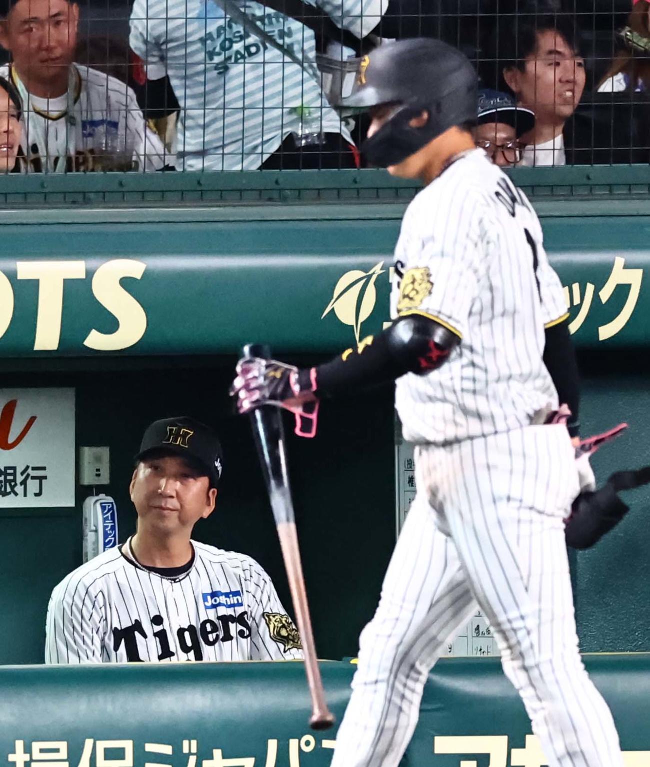 阪神対巨人　8回裏阪神2死満塁、三振に倒れベンチに引き揚げる大山。左は藤川監督（撮影・上田博志）