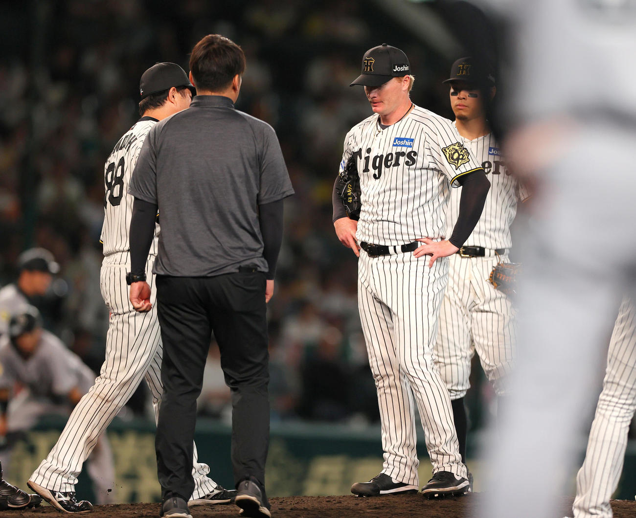阪神対巨人　11回表巨人2死二塁、ネルソン（右から2人目）は門脇に右適時三塁打を浴び降板となる（撮影・上山淳一）