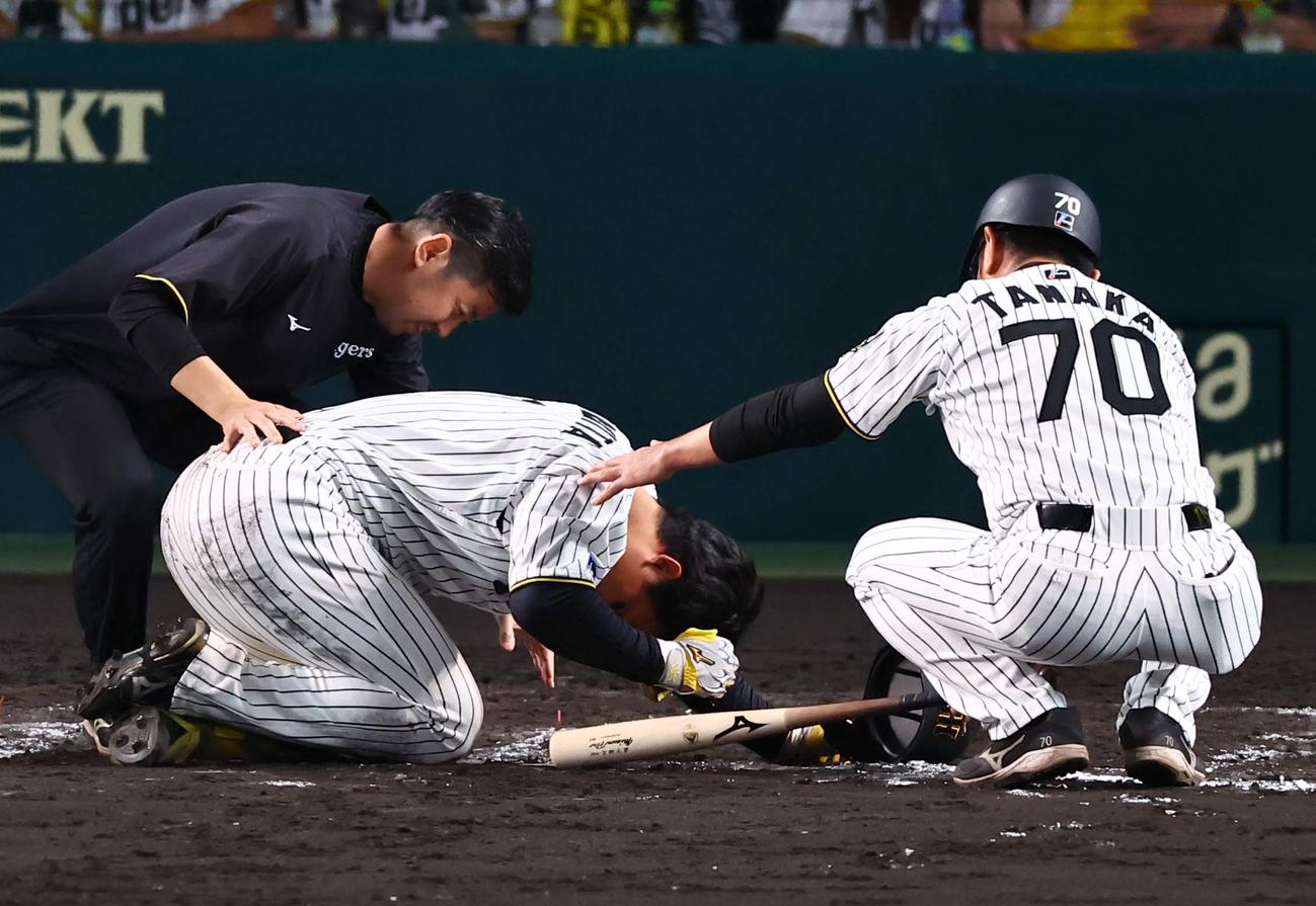 阪神対巨人　8回裏阪神無死満塁、自打球を当てた森下は痛みをこらえる（撮影・上田博志）