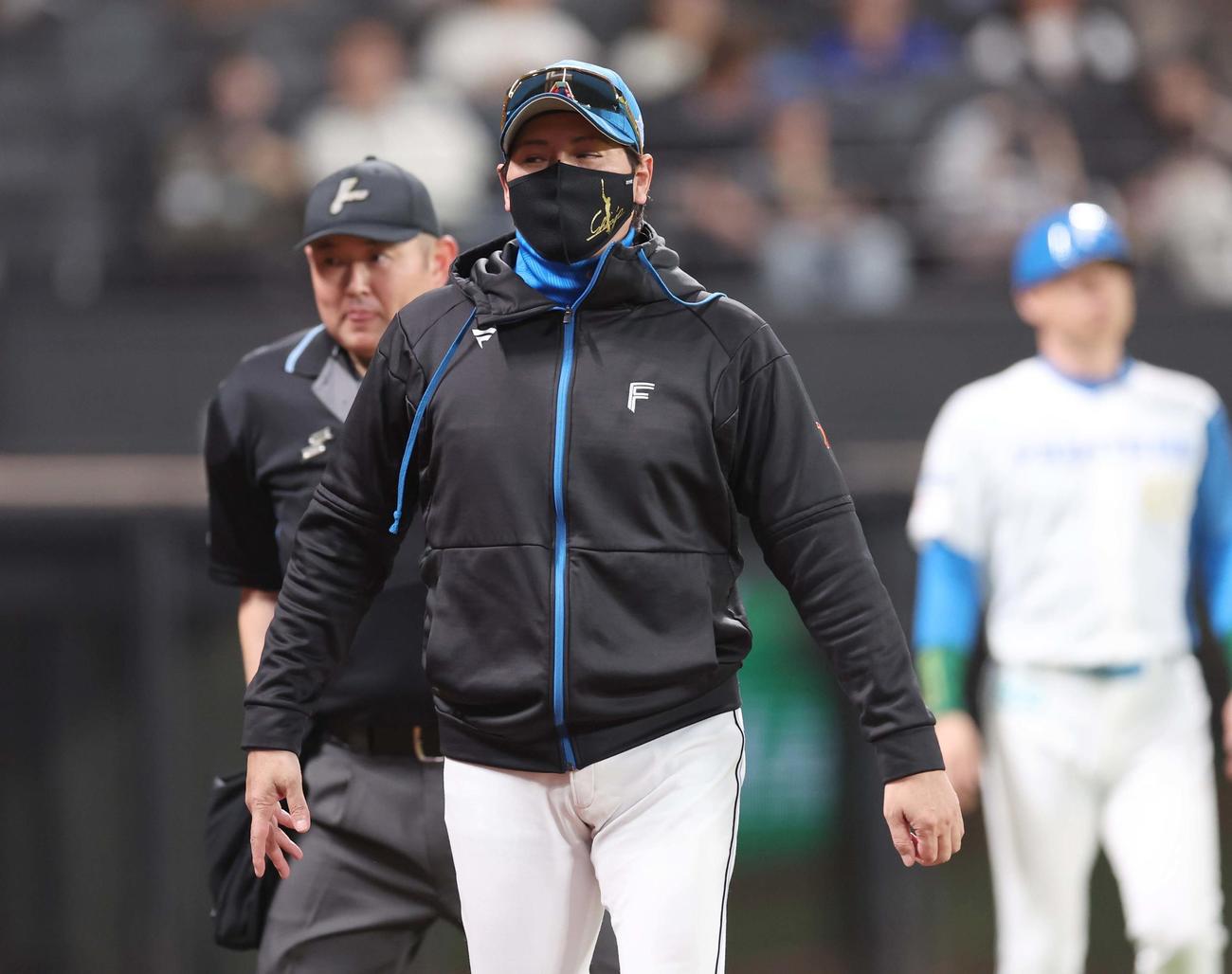 日本ハム対ソフトバンク　投手交代を告げる新庄監督（撮影・黒川智章）