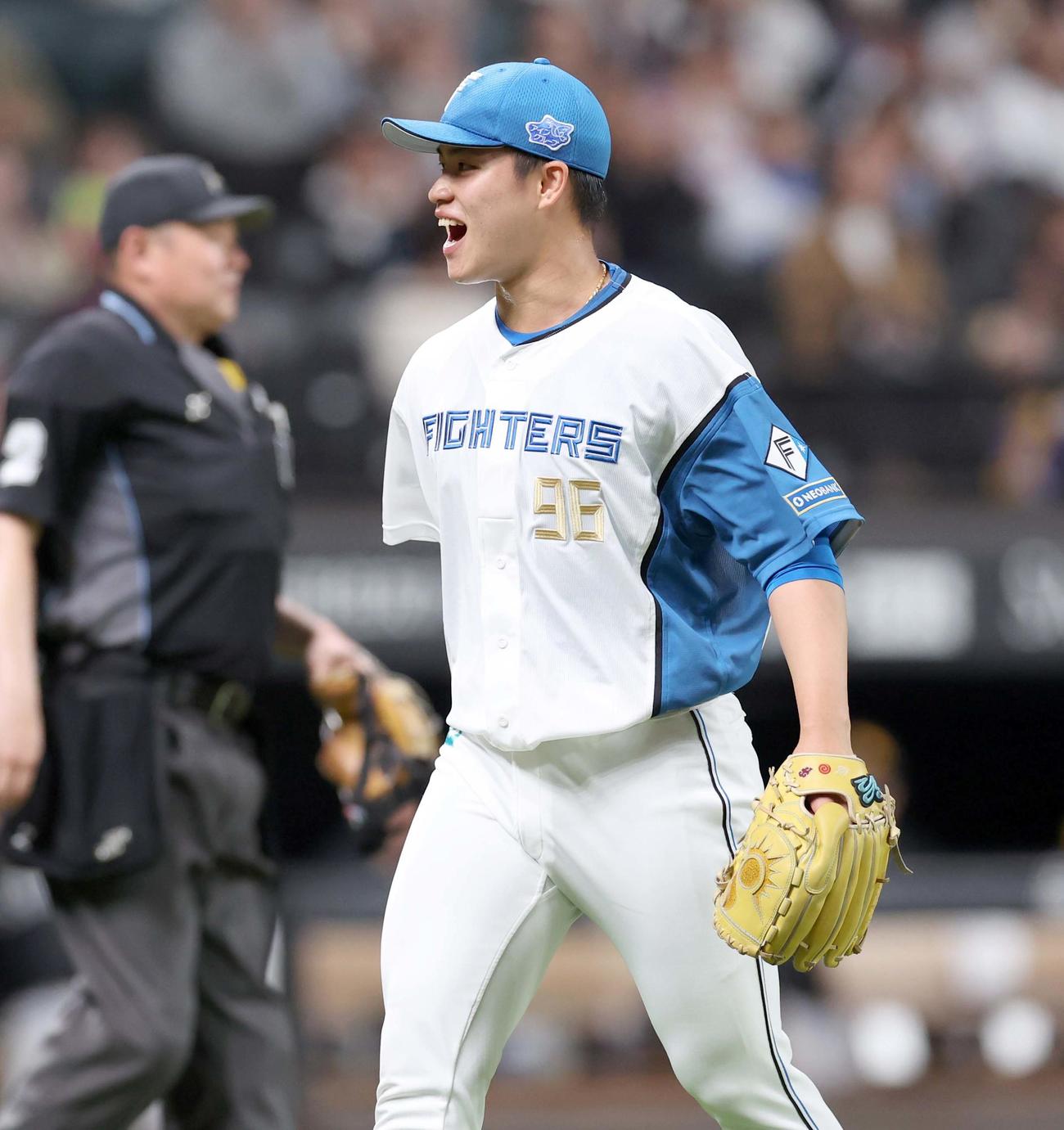 日本ハム対ソフトバンク　9回表、打者を3人で抑え笑顔の孫易磊（撮影・黒川智章）