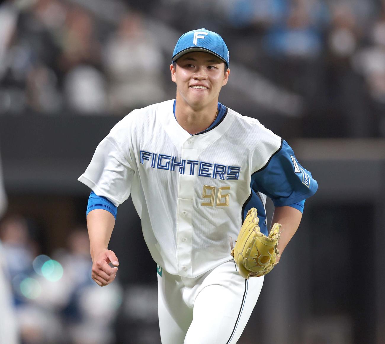 日本ハム対ソフトバンク　9回表、打者を3人で抑え笑顔の孫易磊（撮影・黒川智章）