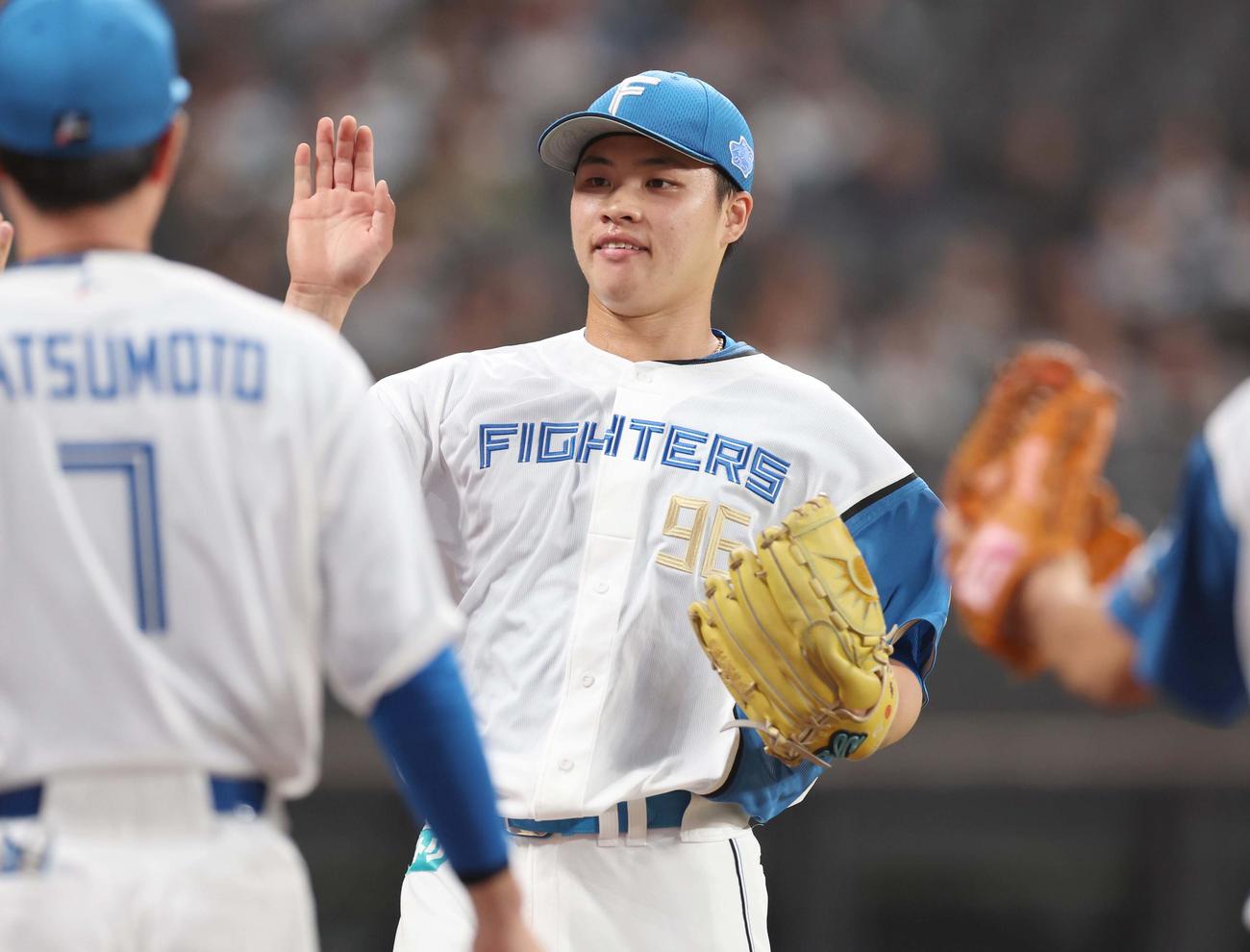 日本ハム対ソフトバンク　9回表、打者を3人で抑え笑顔の孫易磊（撮影・黒川智章）