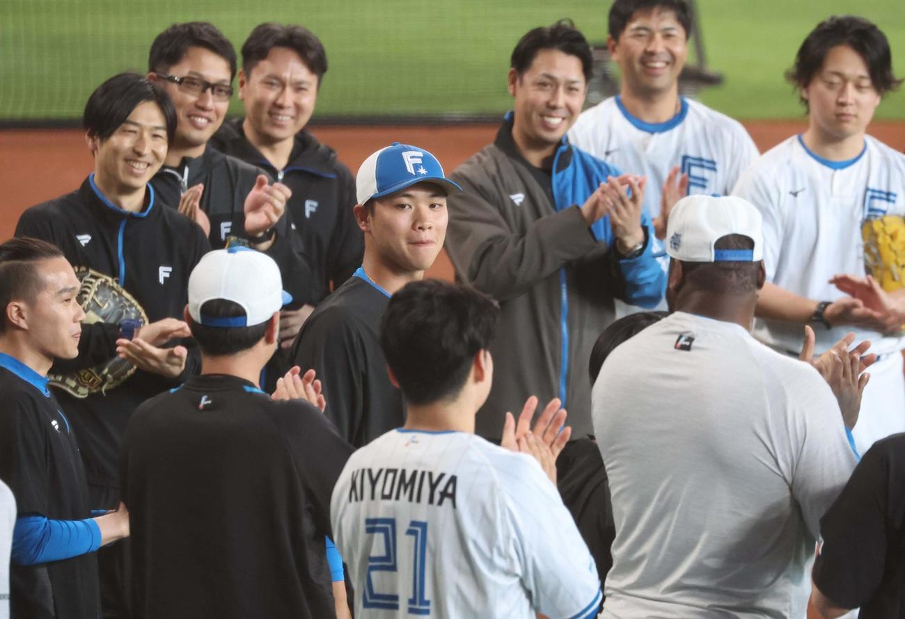 日本ハム対ソフトバンク　1軍に合流しあいさつする孫易磊（撮影・黒川智章）