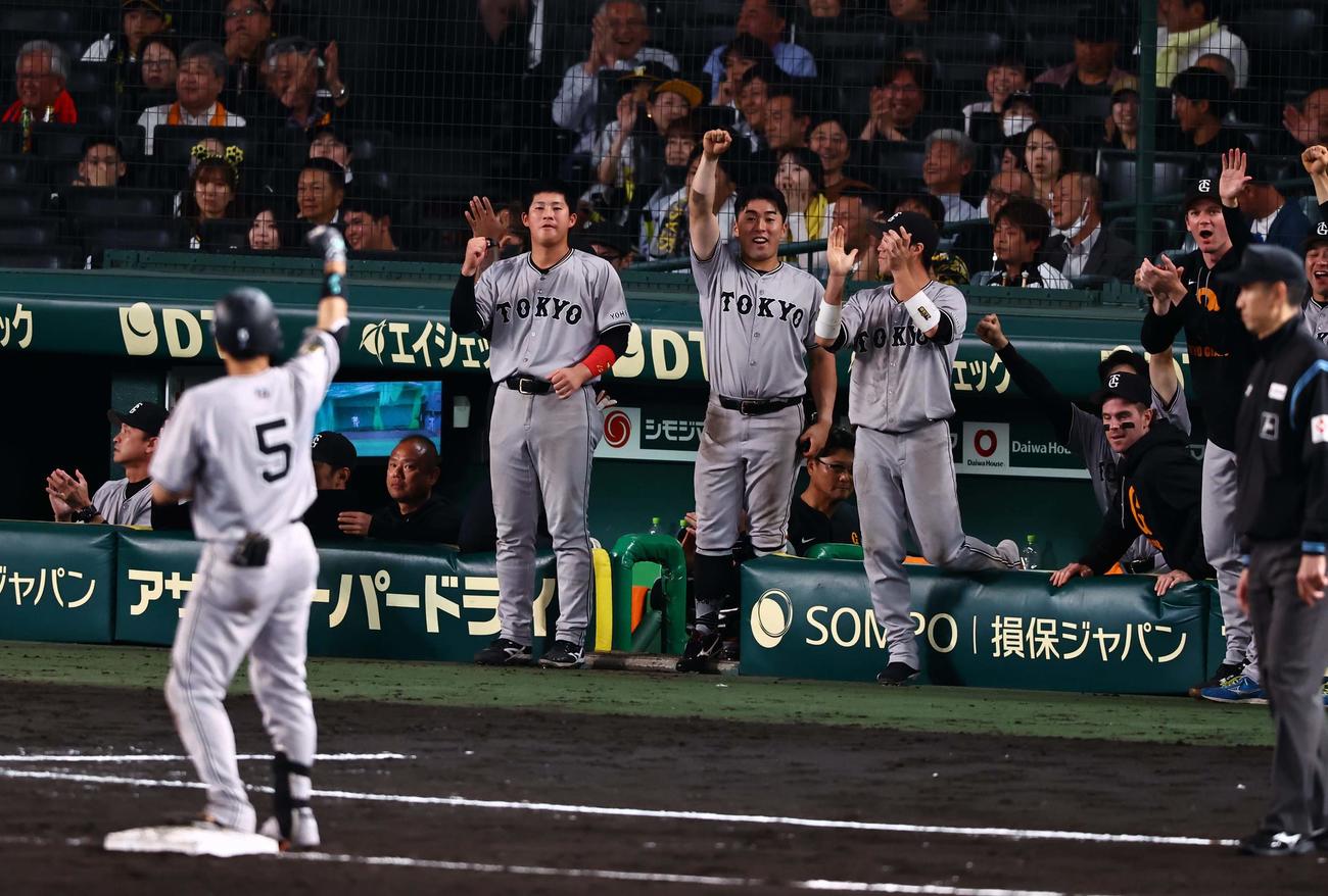 阪神対巨人　11回表巨人2死二塁、勝ち越し適時三塁打を放った門脇に笑顔を見せる巨人ナイン（撮影・上田博志）