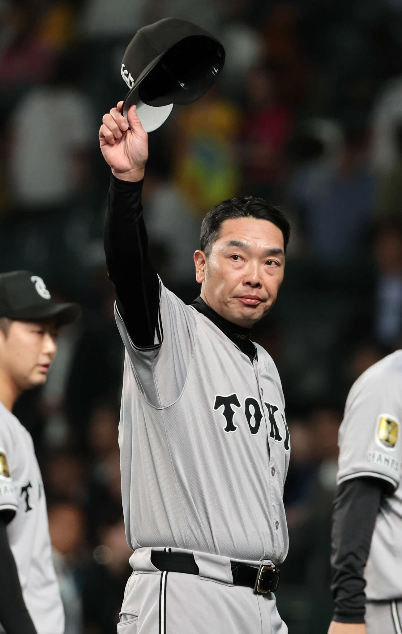阪神対巨人　阪神に連勝した巨人阿部監督はレフトスタンドのファンに帽子を振る（撮影・西尾就之）