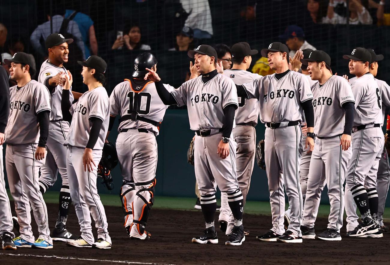 阪神対巨人　阪神に勝利した阿部監督（中央）はナインとハイタッチする（撮影・上田博志）