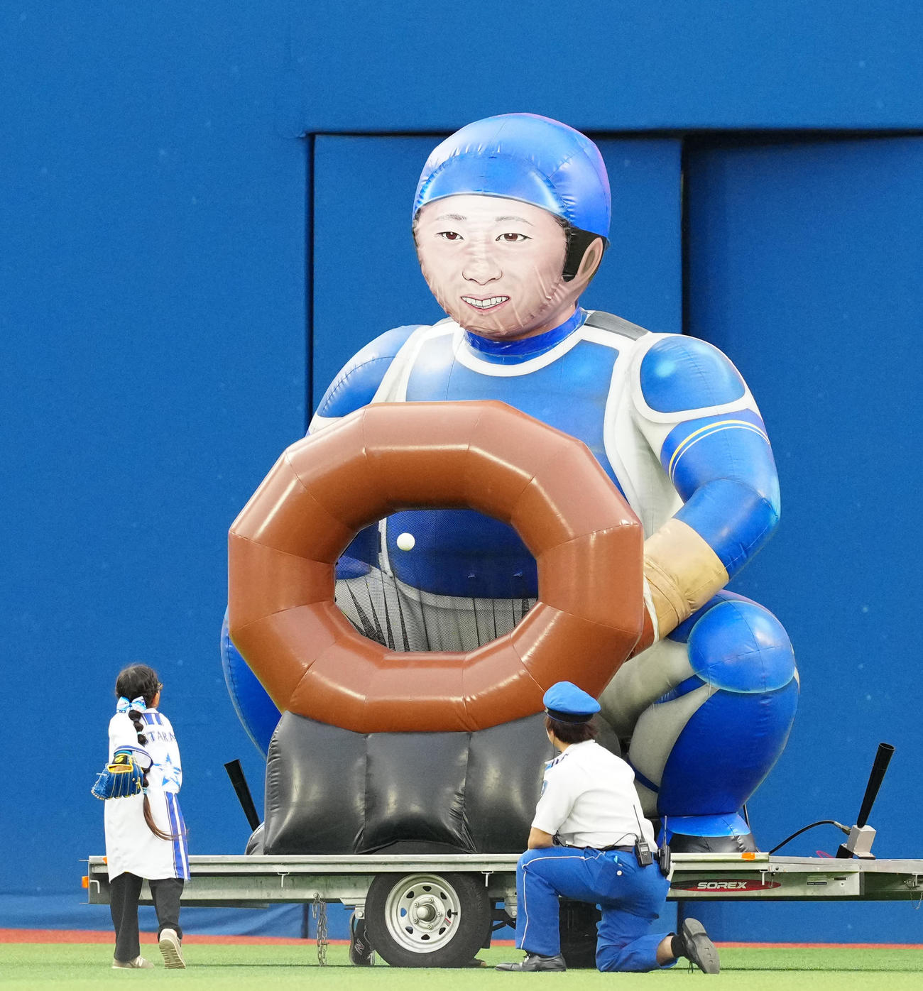 DeNA対中日　2回裏終了後のイベントで登場した「しおんくん」（撮影・江口和貴）
