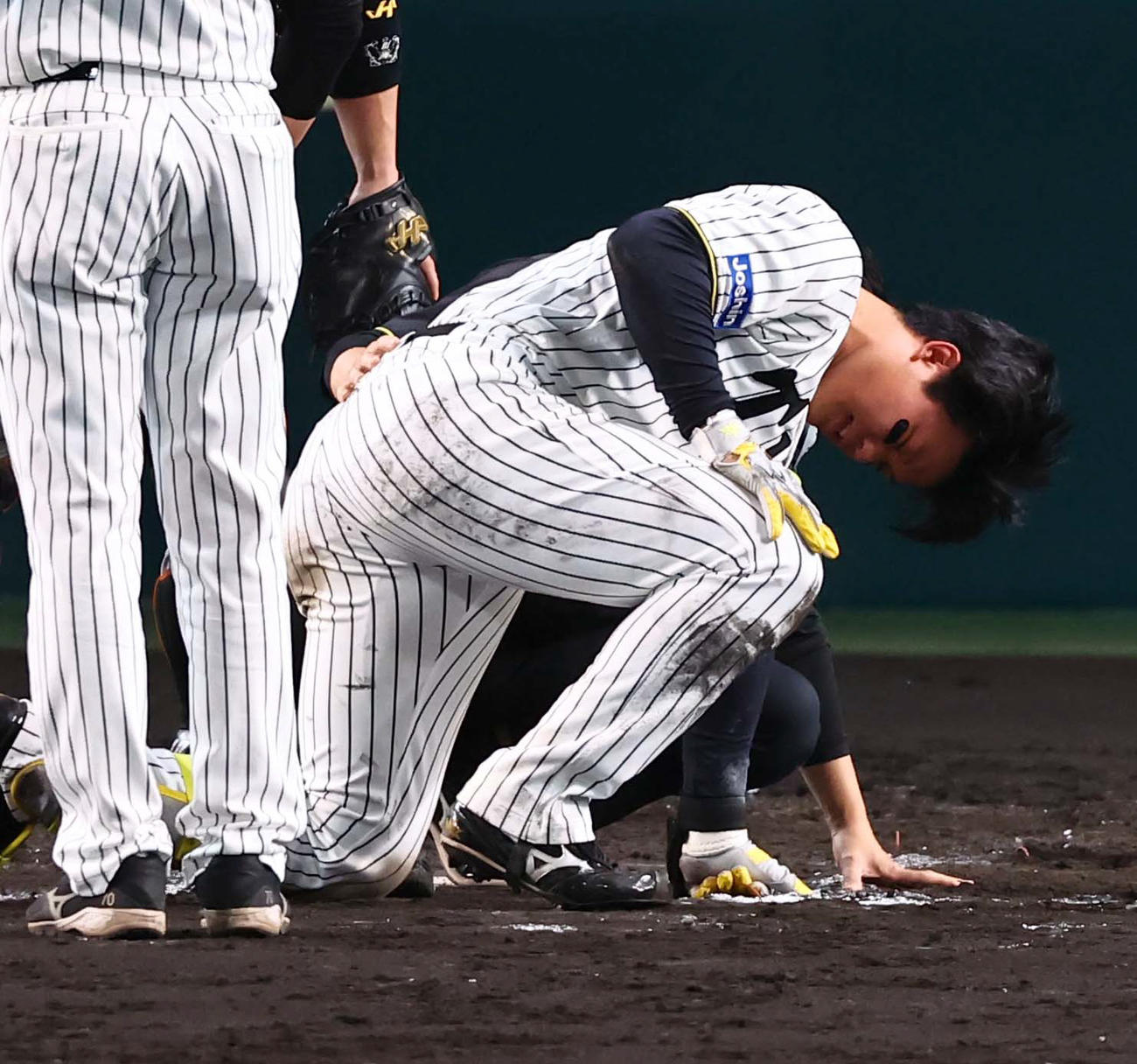 阪神対巨人　8回裏阪神無死満塁、自打球を当てた森下は痛みをこらえる（撮影・上田博志）