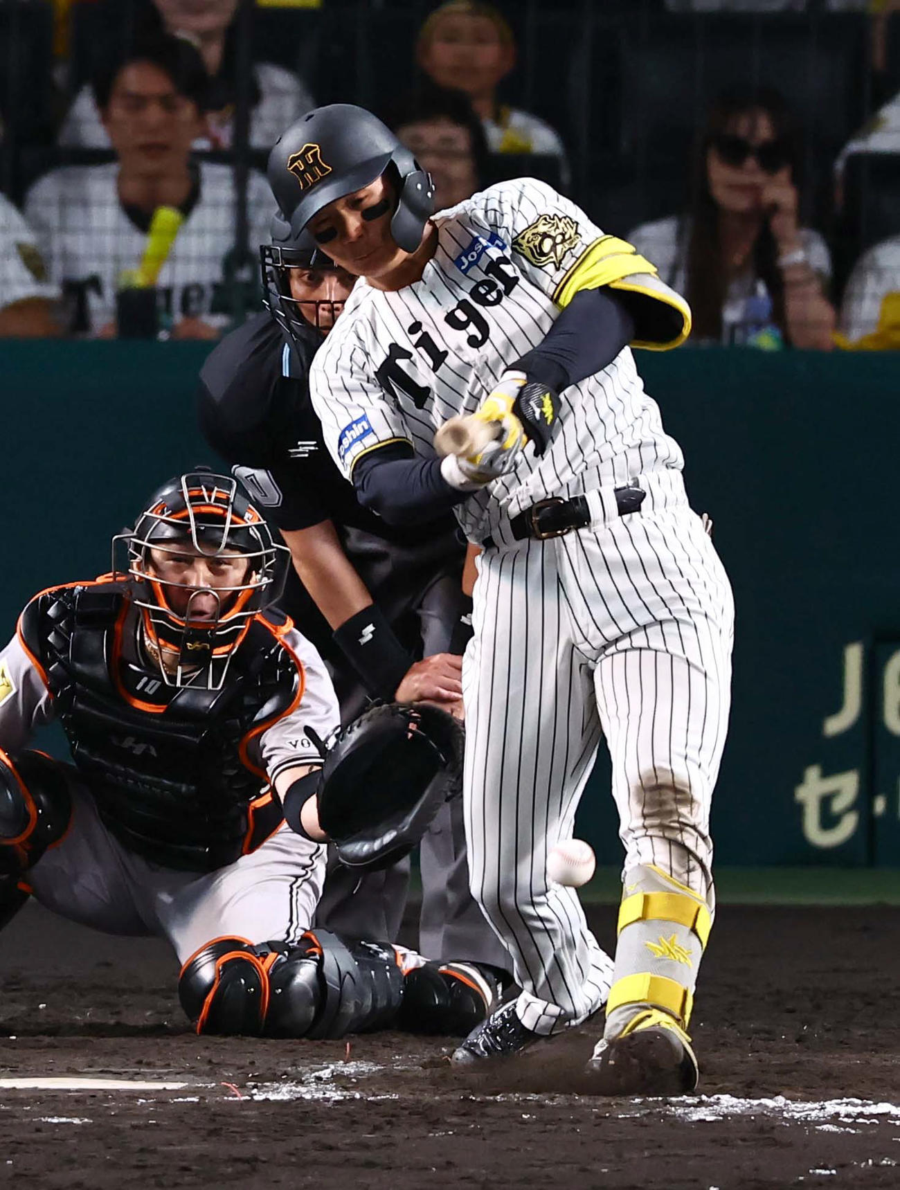 阪神対巨人　8回裏阪神無死満塁、森下は左足に自打球を当てる（撮影・上田博志）