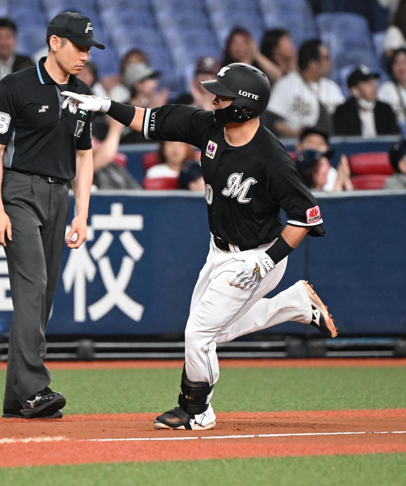 オリックス対ロッテ　6回表ロッテ2死一、二塁、左越え3点本塁打を放ち三塁を回る池田（撮影・和賀正仁）