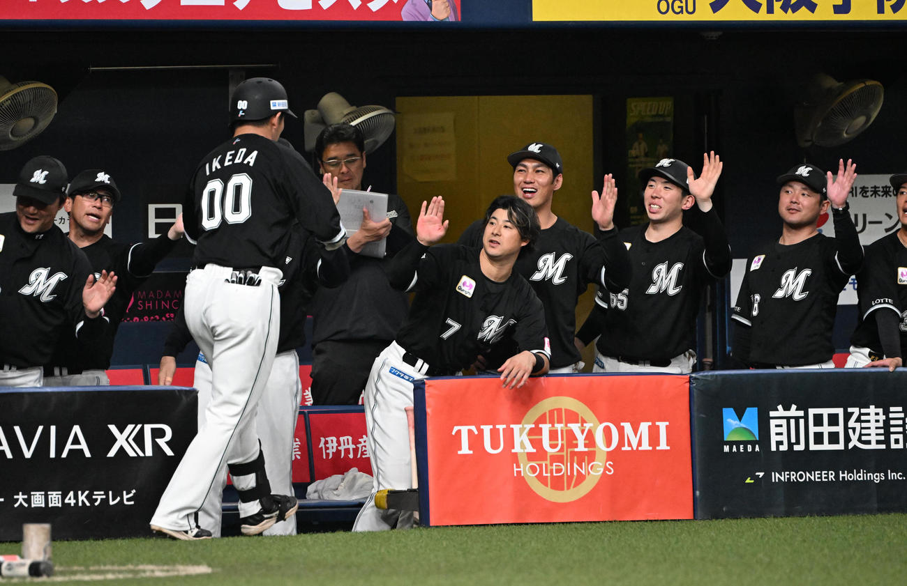 オリックス対ロッテ　7回表ロッテ2死一塁、2打席連続の本塁打を左越えに放った池田はナインとハイタッチ（撮影・和賀正仁）