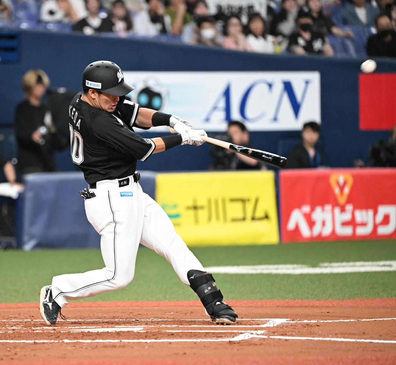オリックス対ロッテ　6回表ロッテ2死一、二塁、左越え3点本塁打を放つ池田（撮影・和賀正仁）