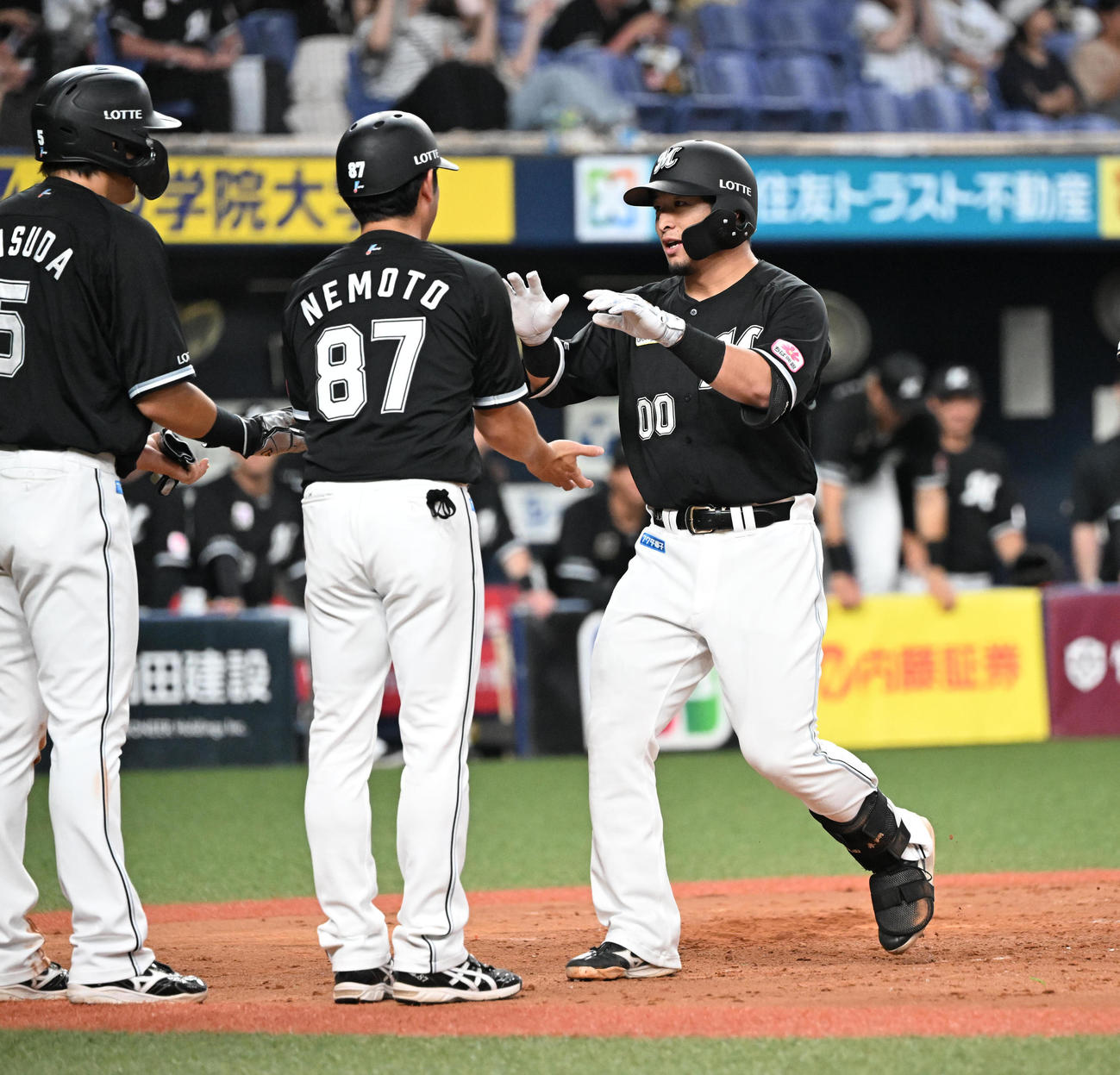 オリックス対ロッテ　7回表ロッテ2死一塁、2打席連続の本塁打を左越えに放ち生還する（右）池田（撮影・和賀正仁）