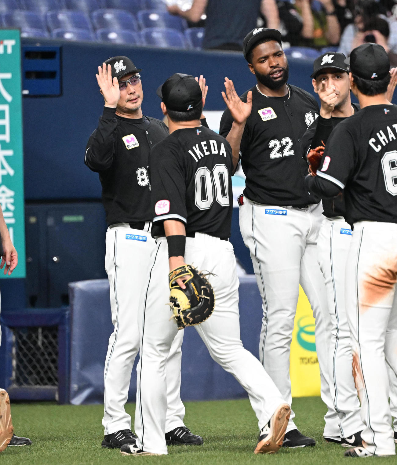 オリックス対ロッテ　2本塁打の池田とタッチするロッテ吉井監督（撮影・和賀正仁）