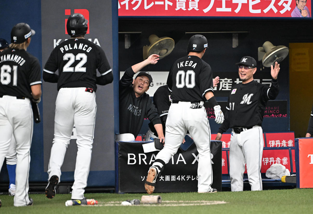 オリックス対ロッテ　6回表ロッテ2死一、二塁、左越え3点本塁打を放った池田を迎える吉井監督（撮影・和賀正仁）
