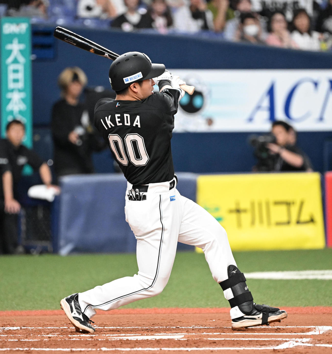 オリックス対ロッテ　6回表ロッテ2死一、二塁、左越え3点本塁打を放つ池田（撮影・和賀正仁）