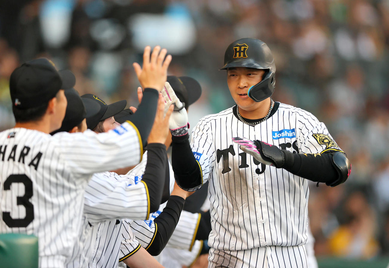 阪神対巨人　2回裏阪神無死一塁、大山は（右）は左越え2点本塁打を放ち祝福を受ける（撮影・上山淳一）