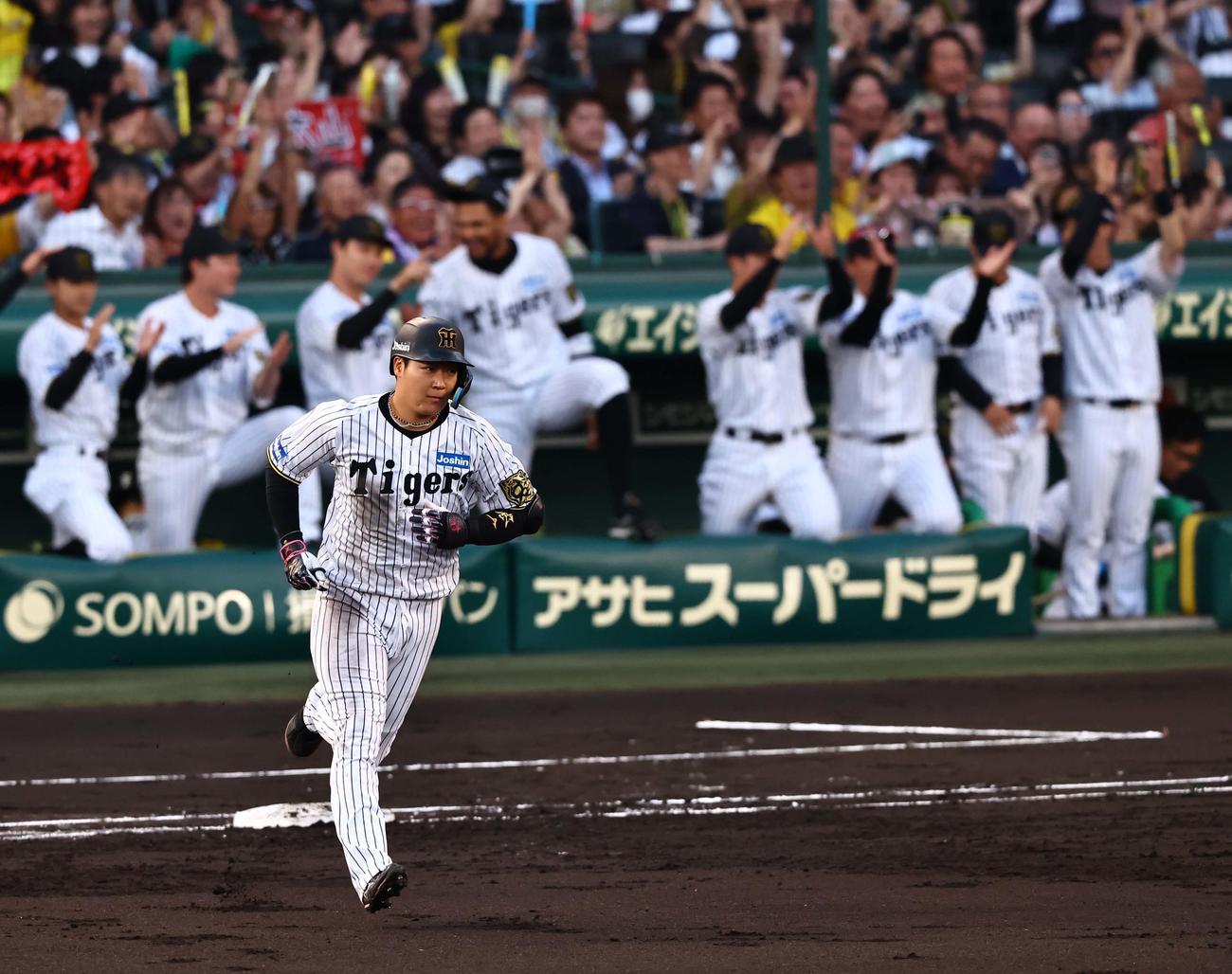阪神対巨人　2回裏阪神無死一塁、大山は左越えに逆転2点本塁打を放つ（撮影・上田博志）