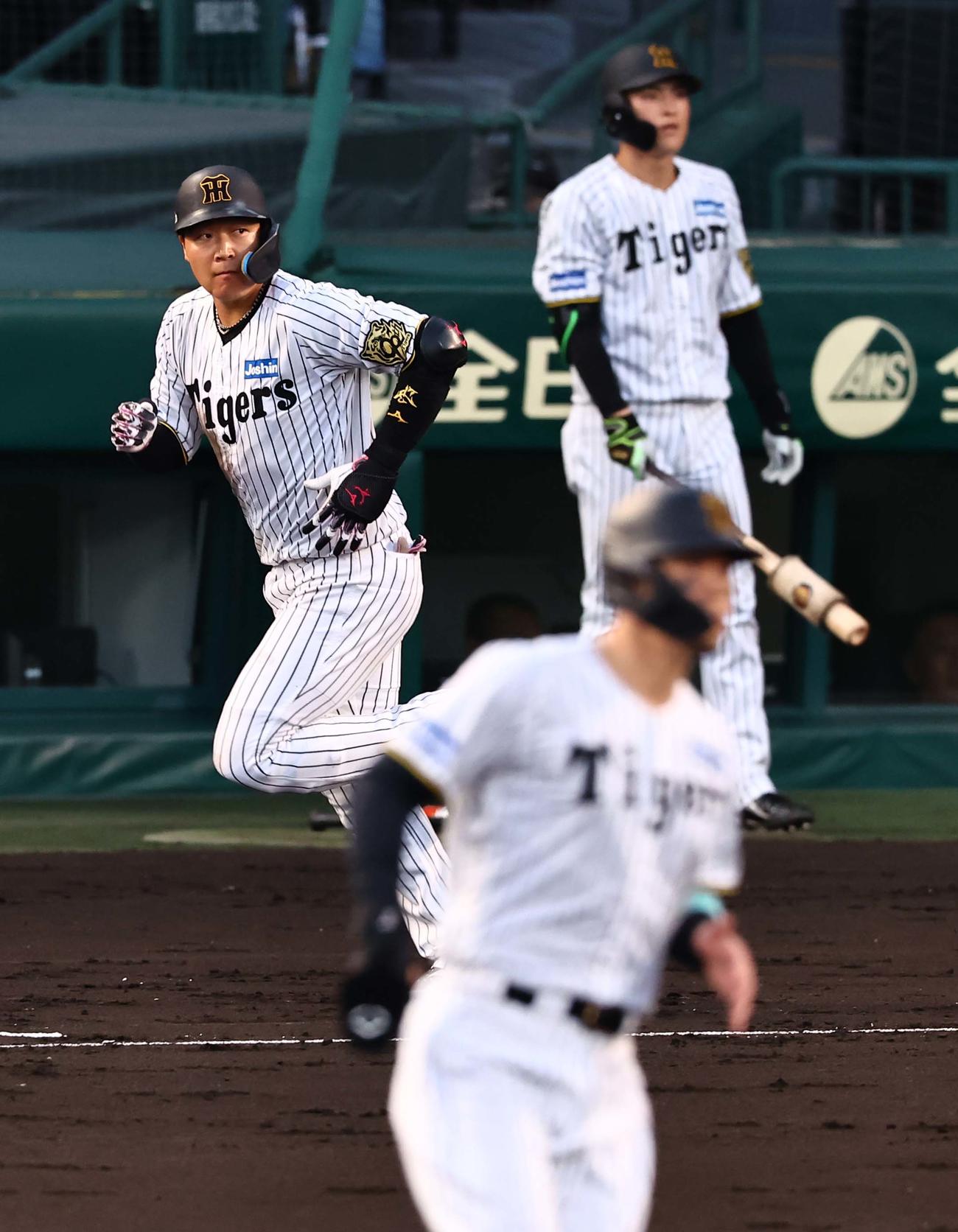 阪神対巨人　2回裏阪神無死一塁、大山は左越えに逆転2点本塁打を放つ（撮影・上田博志）