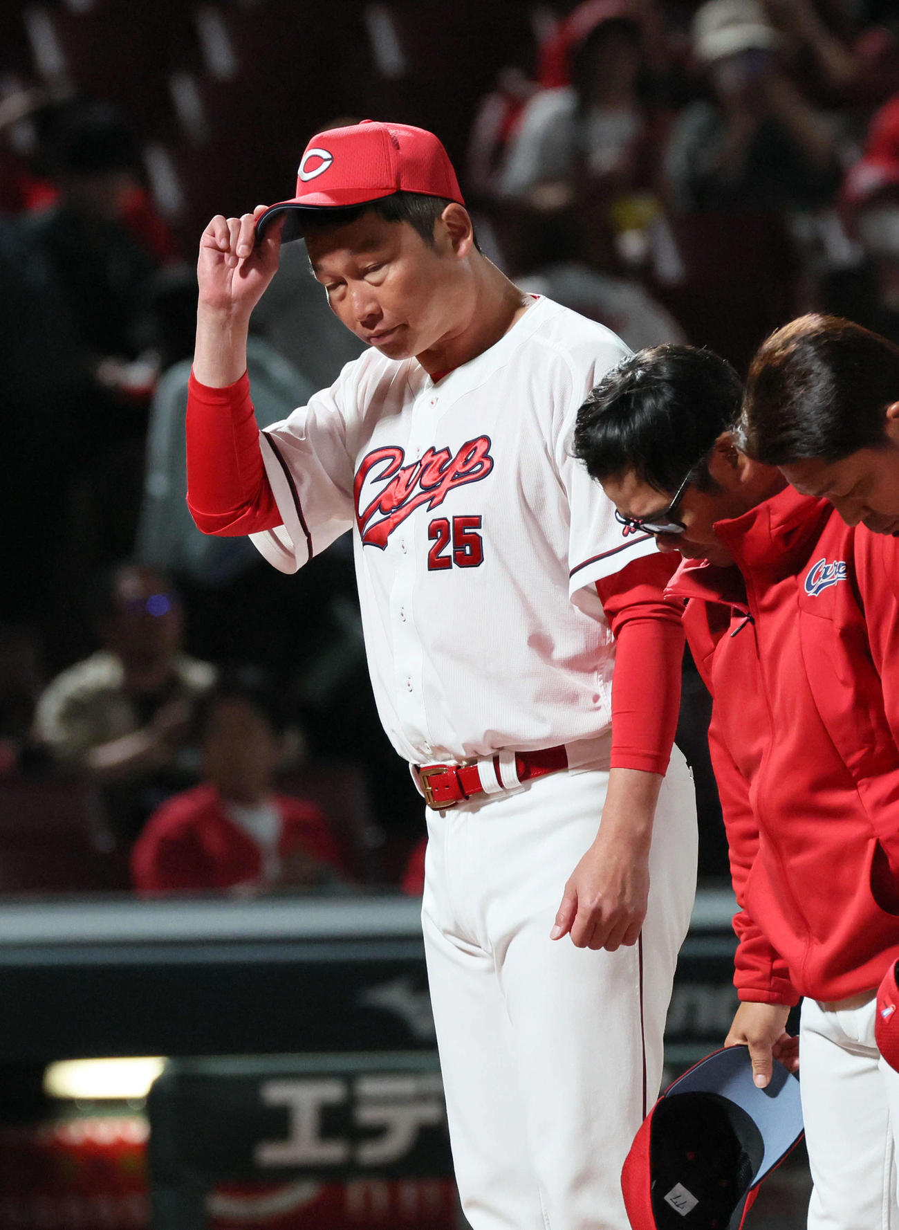 広島対ヤクルト　延長12回、2対2の引き分けに終わった。頭を下げる新井監督（撮影・加藤孝規）