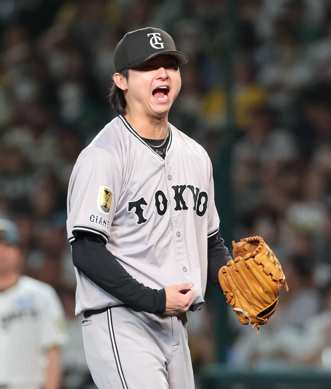 阪神対巨人　8回裏のピンチをしのいだ巨人田中瑛は雄たけびをあげながらベンチに戻る（撮影・西尾就之）