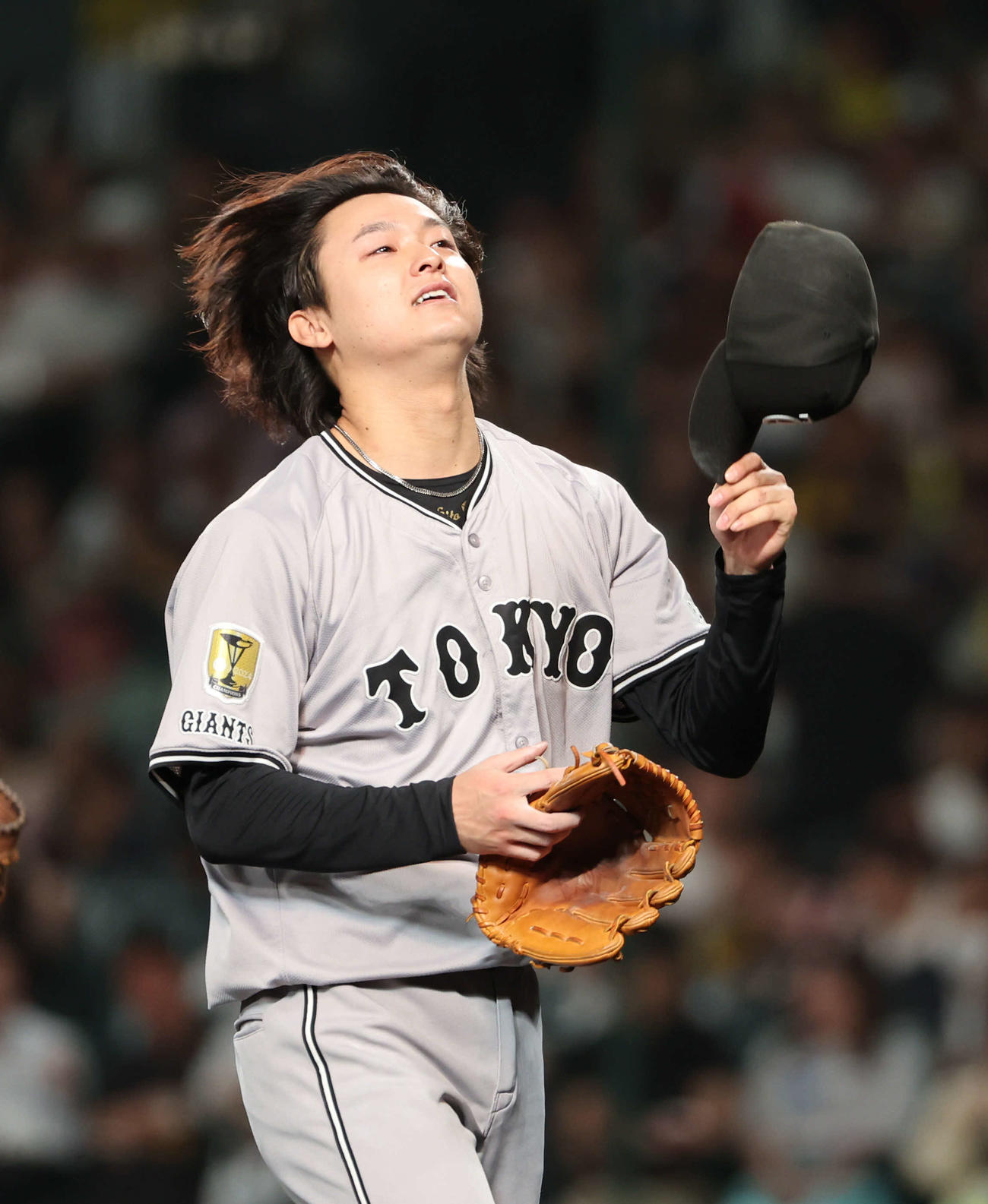 阪神対巨人　8回裏のピンチをしのいだ巨人田中瑛は髪をなびかせながらベンチに戻る（撮影・西尾就之）