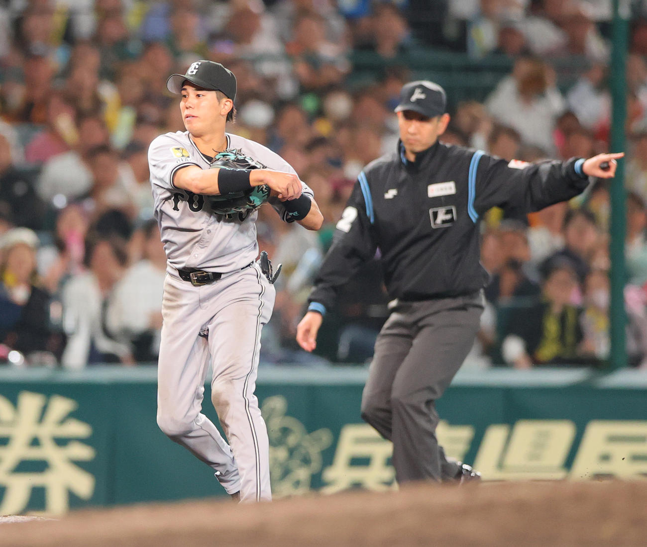 阪神対巨人　8回裏阪神無死満塁、門脇は森下の三ゴロ併殺で本塁に送球する（撮影・上山淳一）